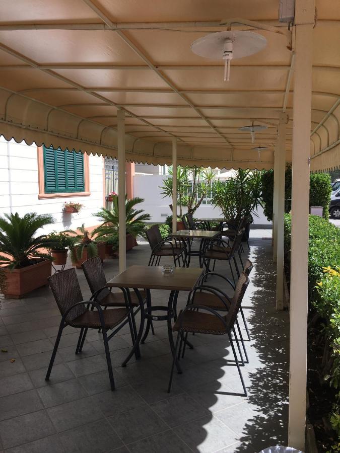 Hotel Mare Blu リド・ディ・カマイオーレ エクステリア 写真